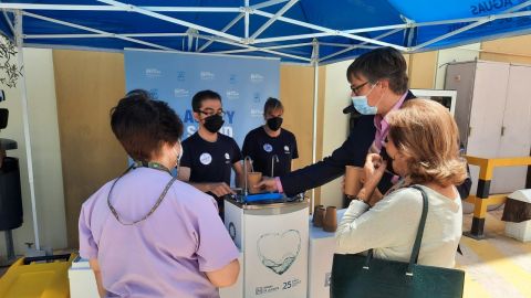 Agua del grifo refrigerada en el punto de vacunación masiva de Alicante 