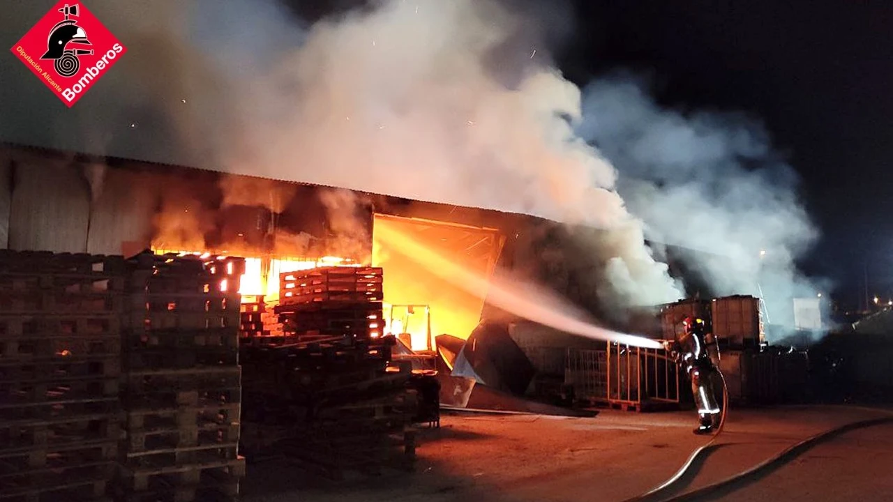 Un bomberos en el incendio de la fábrica de palets de Elche. Un bomberos en el incendio de la fábrica de palets de Elche.