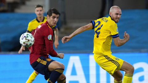 Morata pelea un balón en el partido ante Suecia