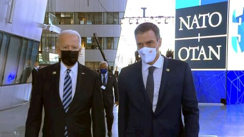 El presidente del Gobierno, Pedro S&aacute;nchez (d), junto al mandatario de Estados Unidos, Joe Biden, antes del comienzo de la cumbre de l&iacute;deres de la OTAN que se celebra en Bruselas