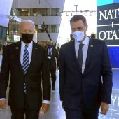 El presidente del Gobierno, Pedro Sánchez (d), junto al mandatario de Estados Unidos, Joe Biden, antes del comienzo de la cumbre de líderes de la OTAN que se celebra en Bruselas