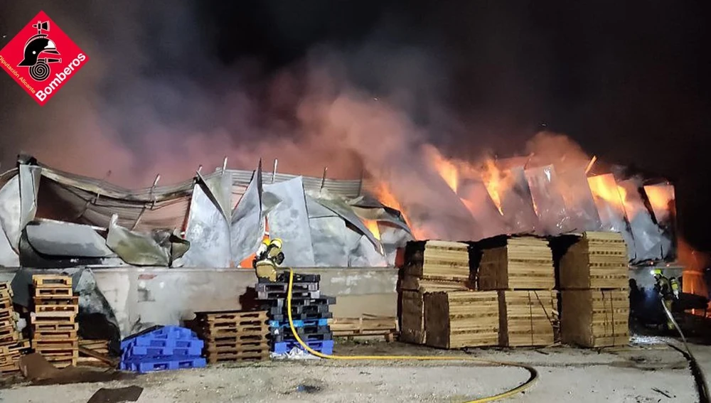 Incendio en una fábrica de palets de Elche.