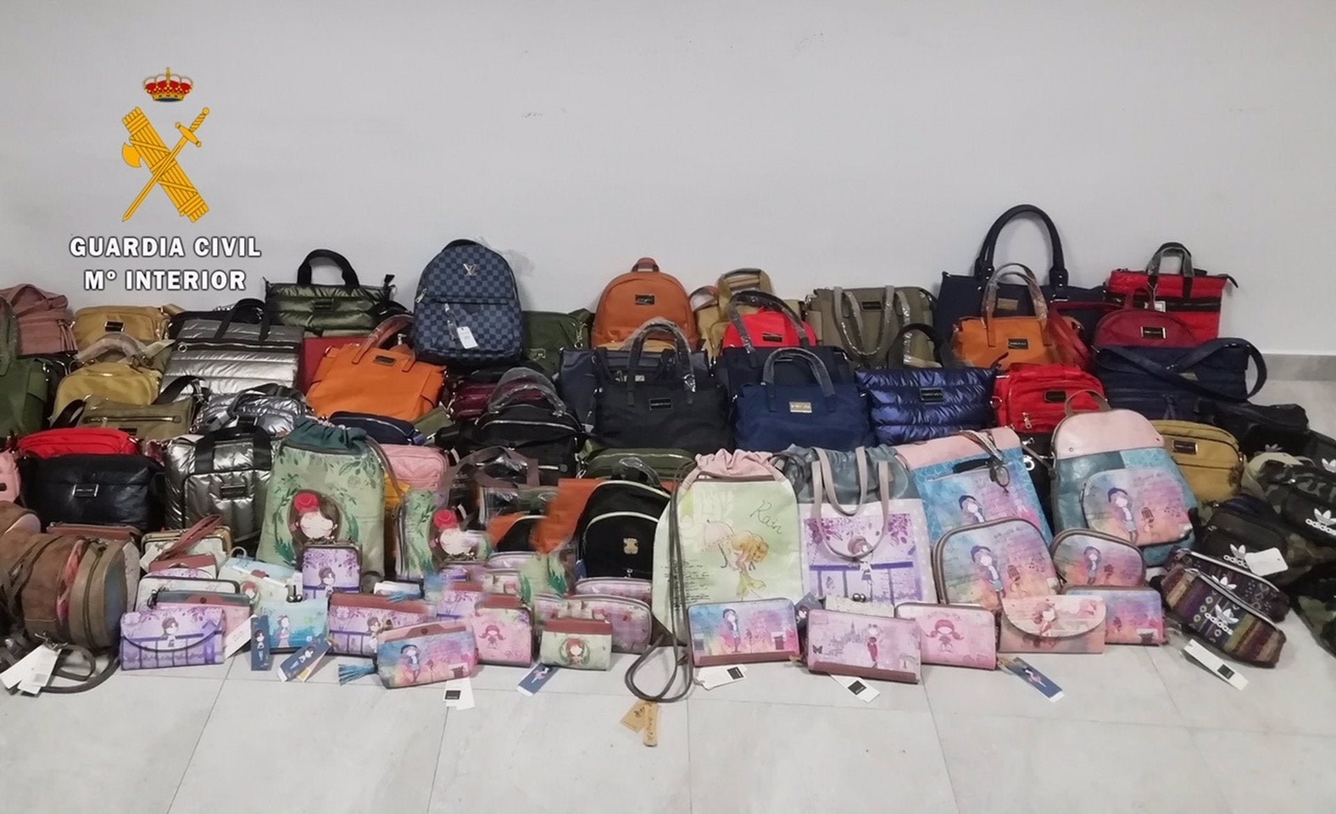La Guardia Civil interviene en Almoharín bolsos y carteras de marcas falsificadas valorados en 30.000 euros La Guardia Civil interviene en Almoharín bolsos y carteras de marcas falsificadas valorados en 30.000 euros