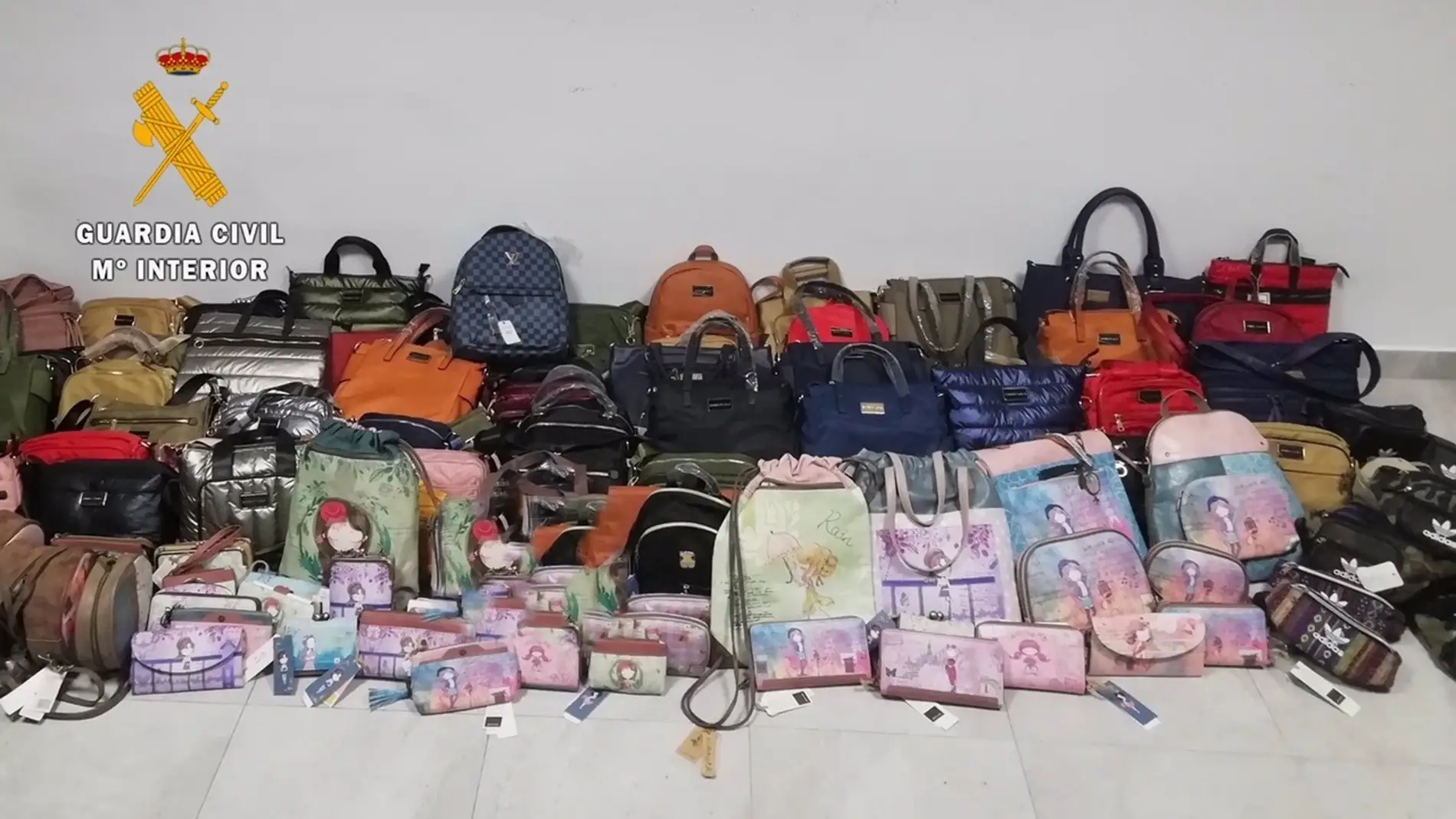 La Guardia Civil interviene en Almoharín bolsos y carteras de marcas falsificadas valorados en 30.000 euros