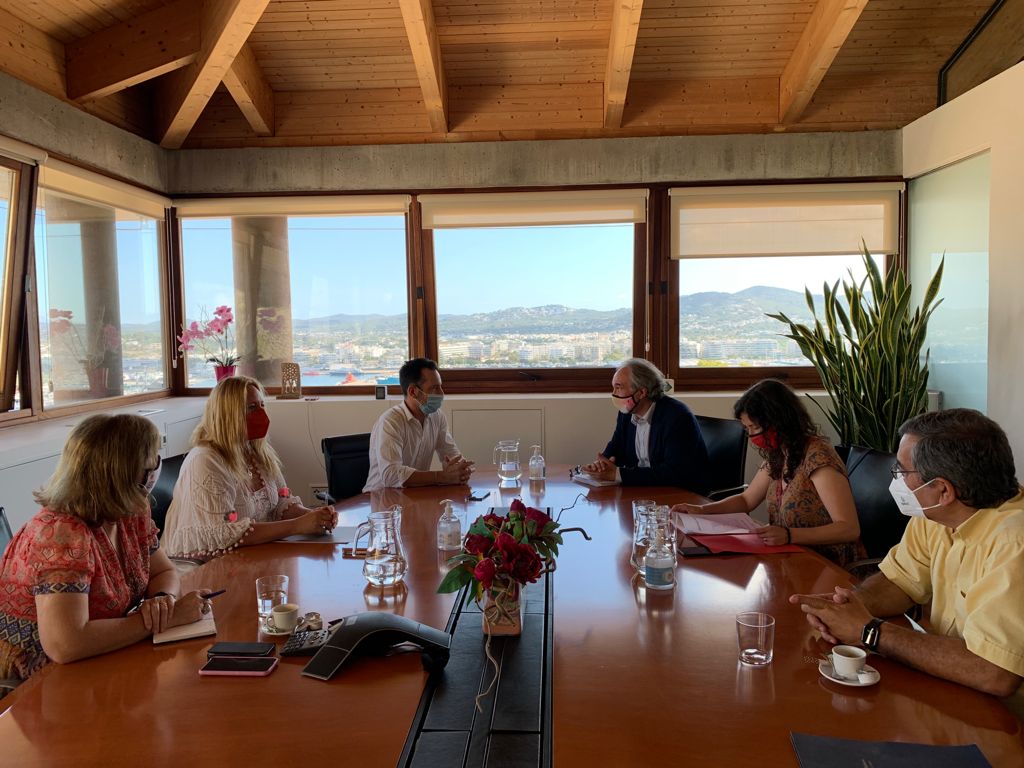 Govern y Ayuntamiento de Ibiza firman un convenio para mejorar la oferta de plazas para 0 a 3 años Govern y Ayuntamiento de Ibiza firman un convenio para mejorar la oferta de plazas para 0 a 3 años