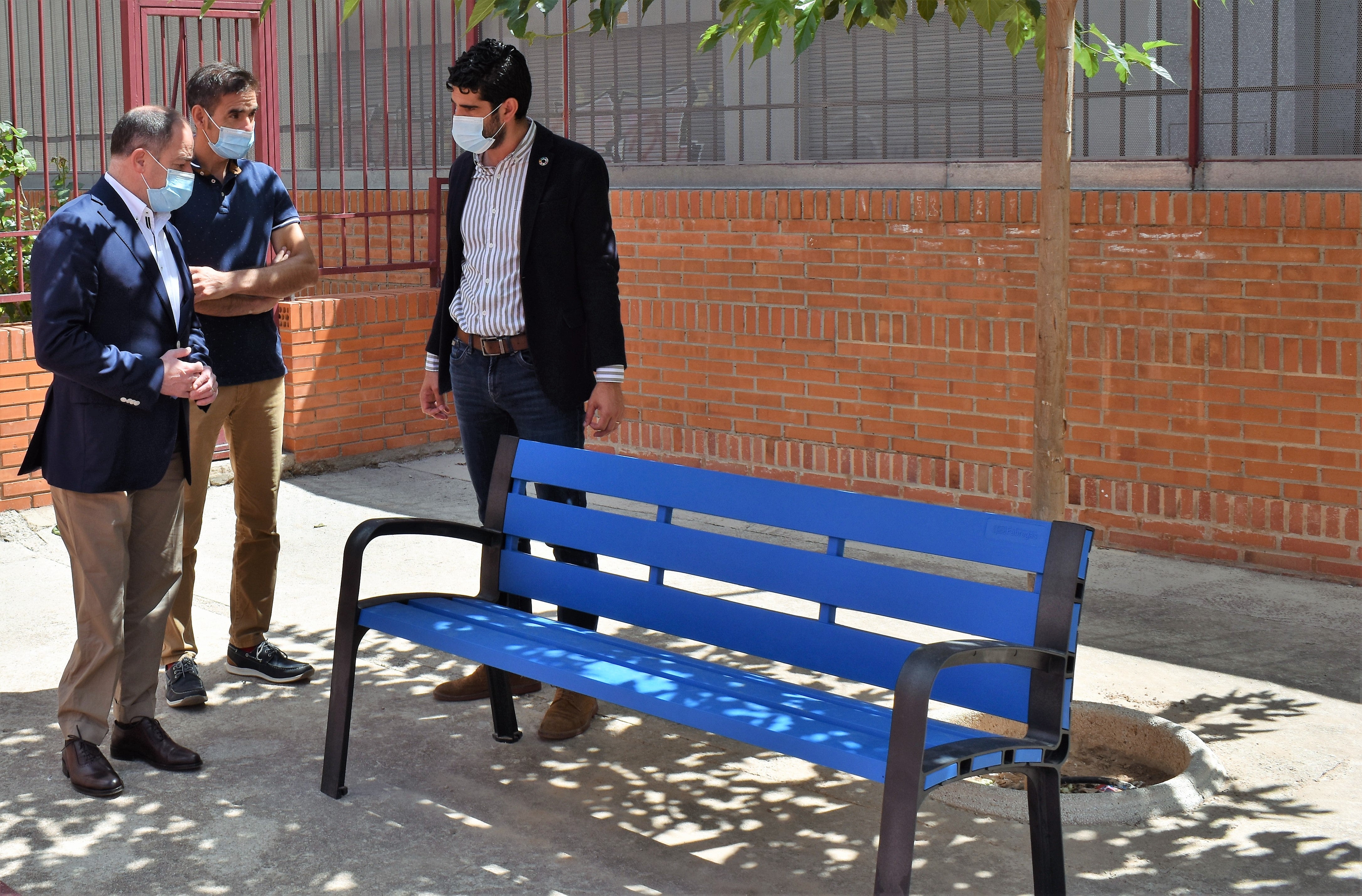 140 bancos para renovar la instalación en una veintena de colegios públicos de la capital y de las pedanías 140 bancos para renovar la instalación en una veintena de colegios públicos de la capital y de las pedanías