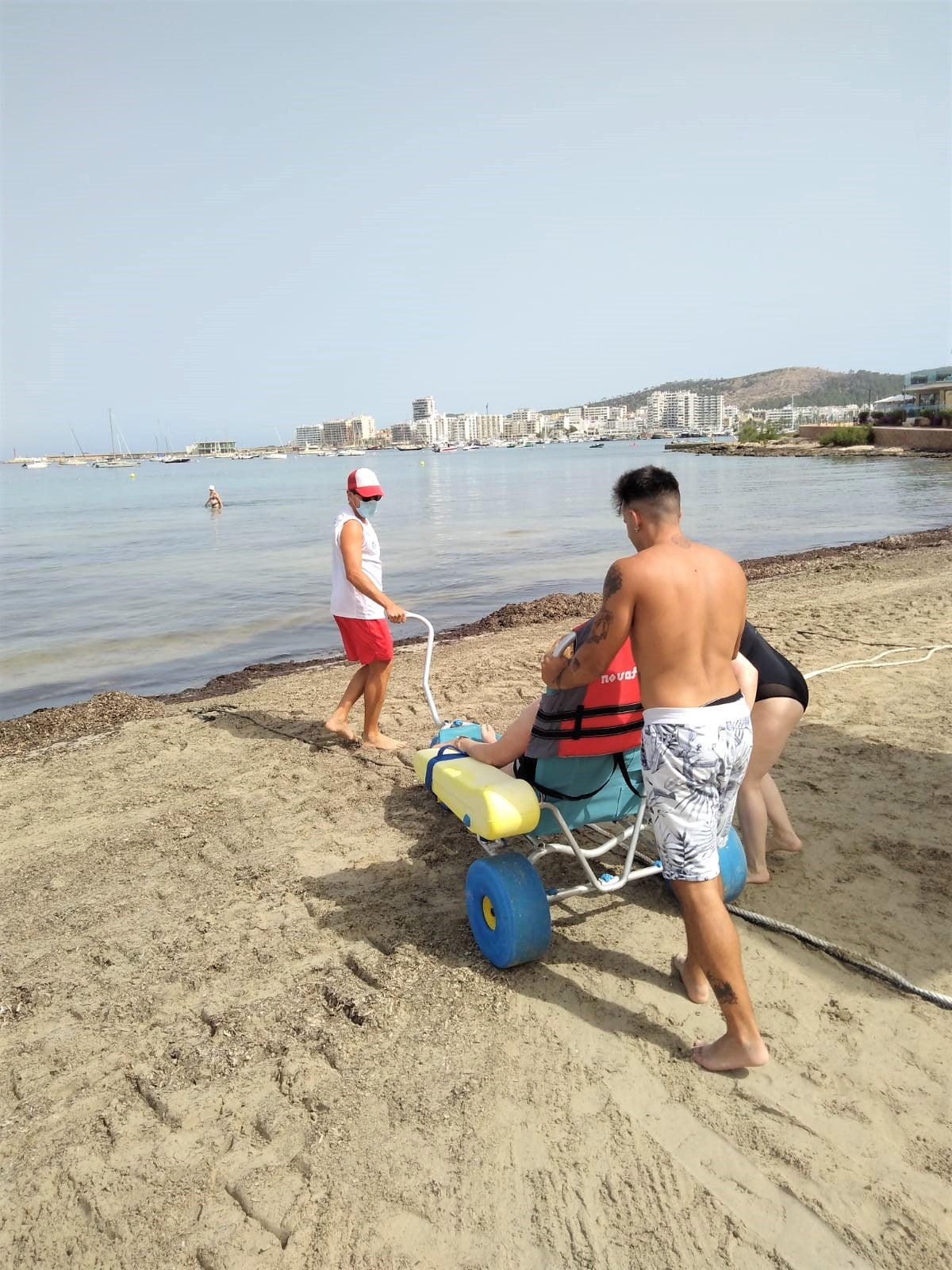 Arranca el nuevo servicio específico de baño asistido en las playas de Sant Antoni de Portmany Arranca el nuevo servicio específico de baño asistido en las playas de Sant Antoni de Portmany