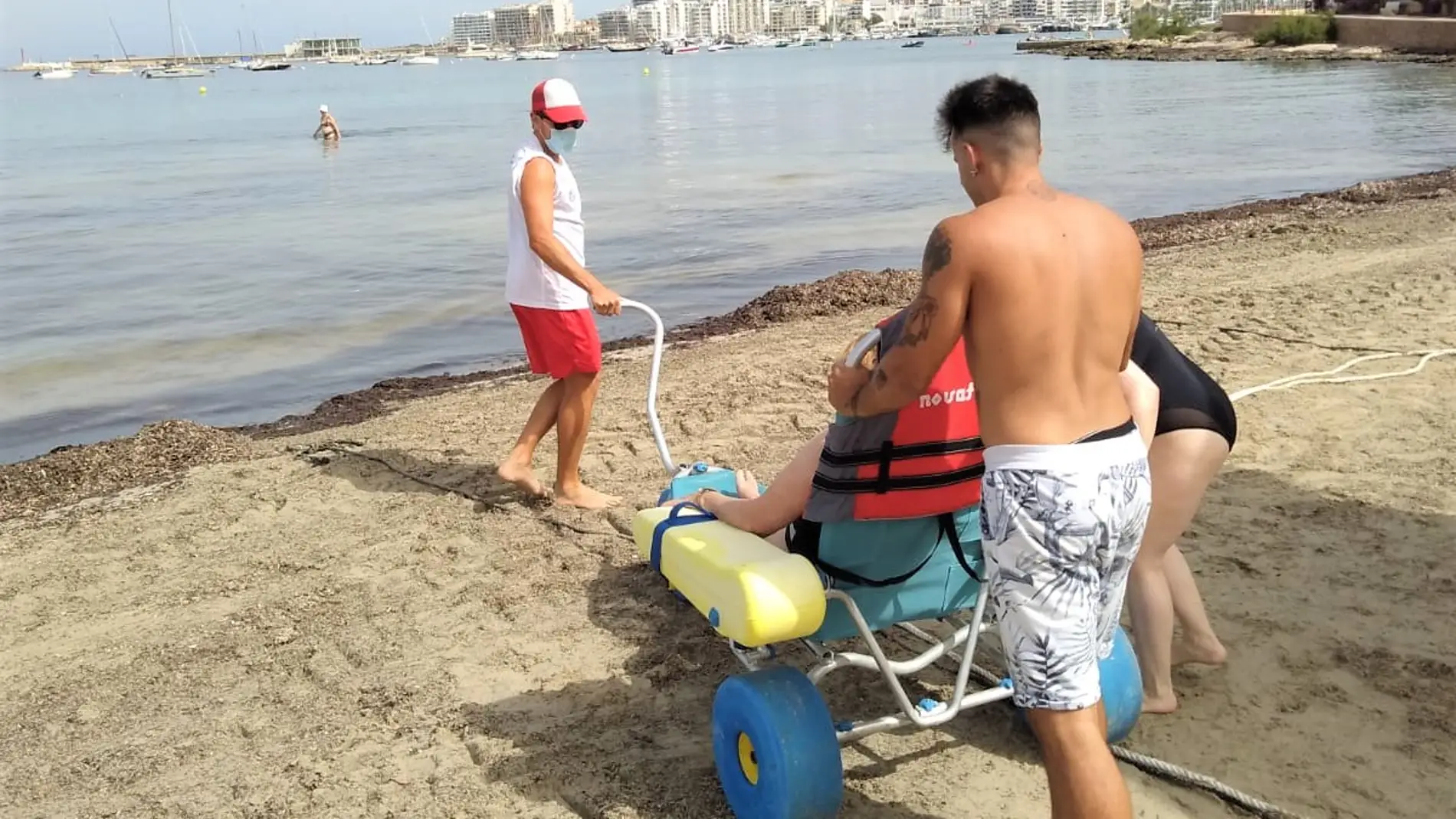 Arranca el nuevo servicio específico de baño asistido en las playas de Sant Antoni de Portmany