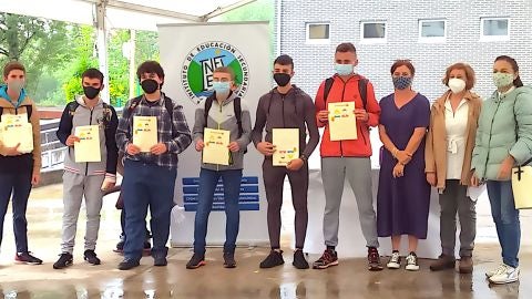 Estudiantes, coordinadores y directora del centro