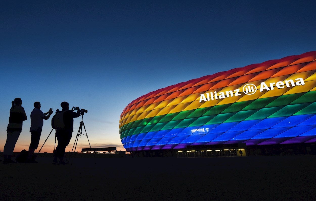 Alemania responde a la UEFA: iluminará con la bandera LGTB todos los estadios de la Bundesliga y los monumentos emblemáticos del país Alemania responde a la UEFA: iluminará con la bandera LGTB todos los estadios de la Bundesliga y los monumentos emblemáticos del país