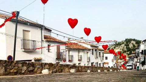 Una calle de Grazalema, vestida para la noche rom&aacute;ntica
