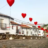 Una calle de Grazalema, vestida para la noche romántica Una calle de Grazalema, vestida para la noche romántica