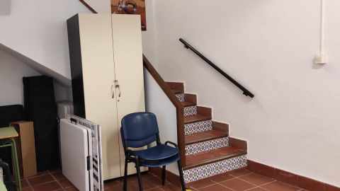 Escaleras para subir a la segunda planta en la Asociaci&oacute;n Parkinson Elche.