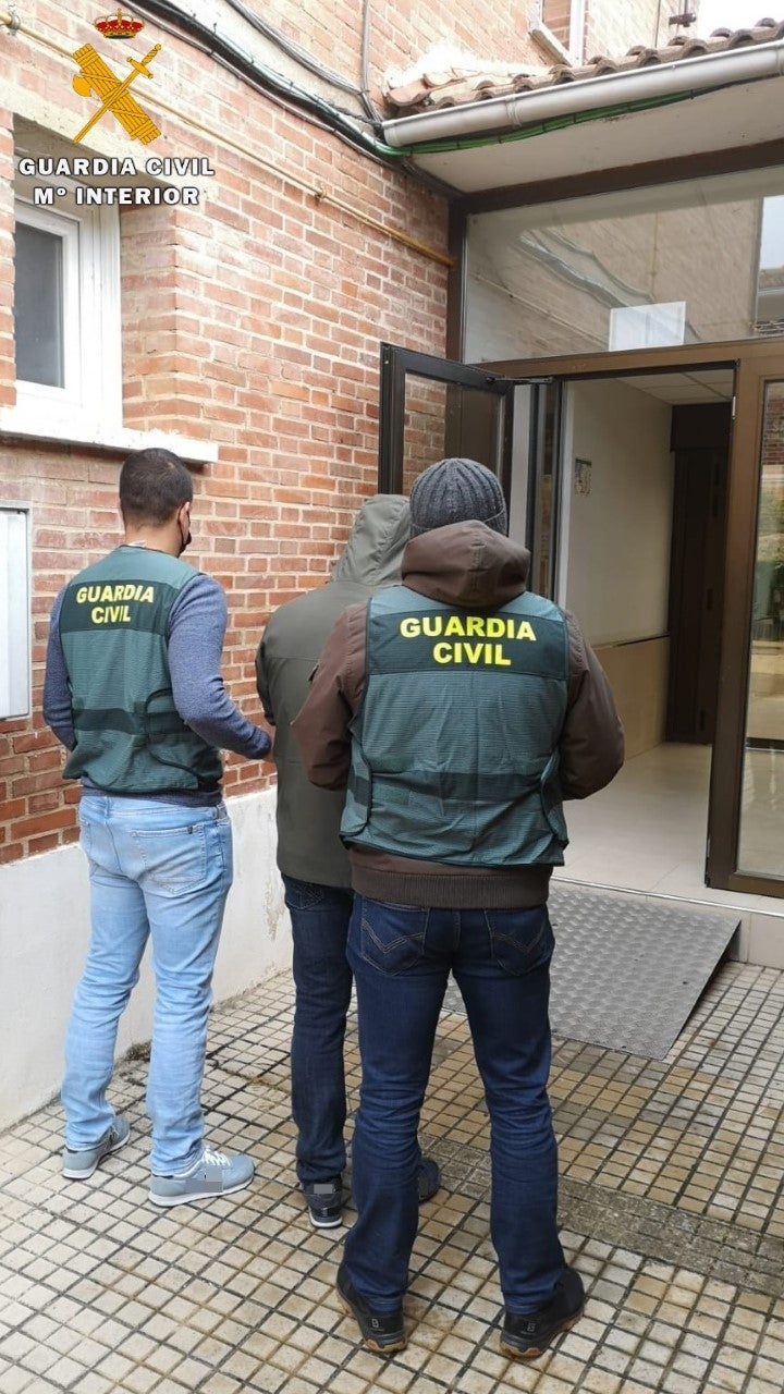 La Guardia Civil detiene a dos jóvenes e investiga a otro por varios robos cometidos en Aguilar de Campoo La Guardia Civil detiene a dos jóvenes e investiga a otro por varios robos cometidos en Aguilar de Campoo