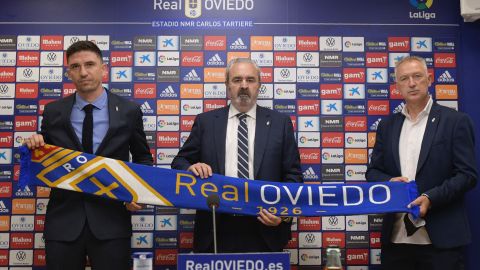 Ruben Reyes, Manuel Paredes y Antonio Rivas, en el Carlos Tartiere