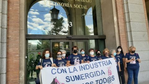 La Asociaci&oacute;n de Aparadoras de Elche, en el Ministerio de Trabajo.