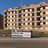 Miembros de Unidas por Extremadura frente a la urbanización Miembros de Unidas por Extremadura frente a la urbanización