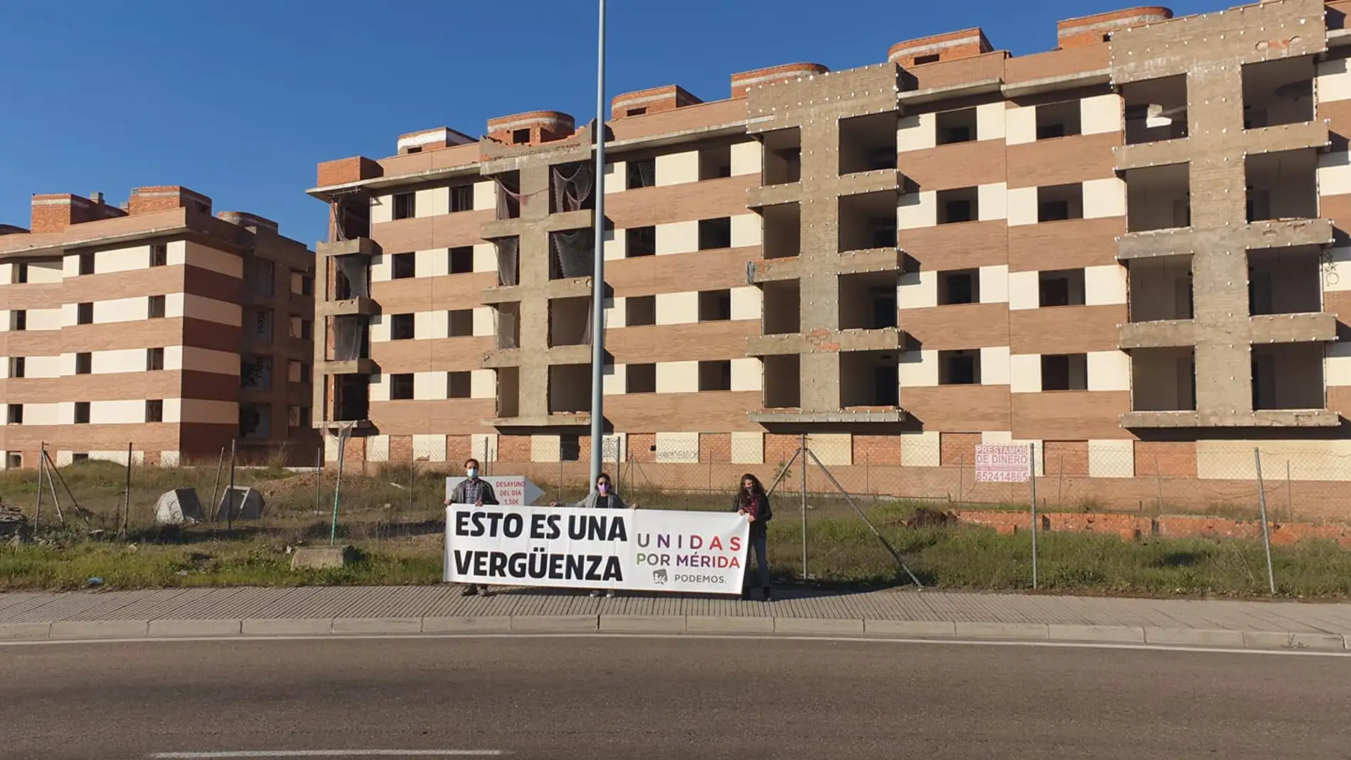 Miembros de Unidas por Extremadura frente a la urbanización
