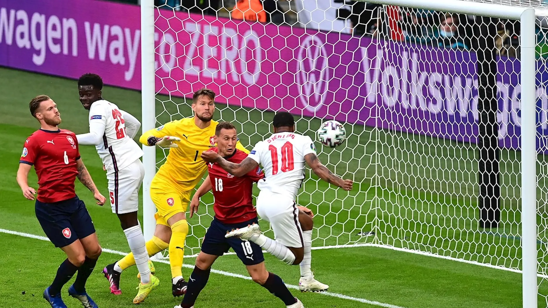 Sterling anota el gol de Inglaterra ante República Checa