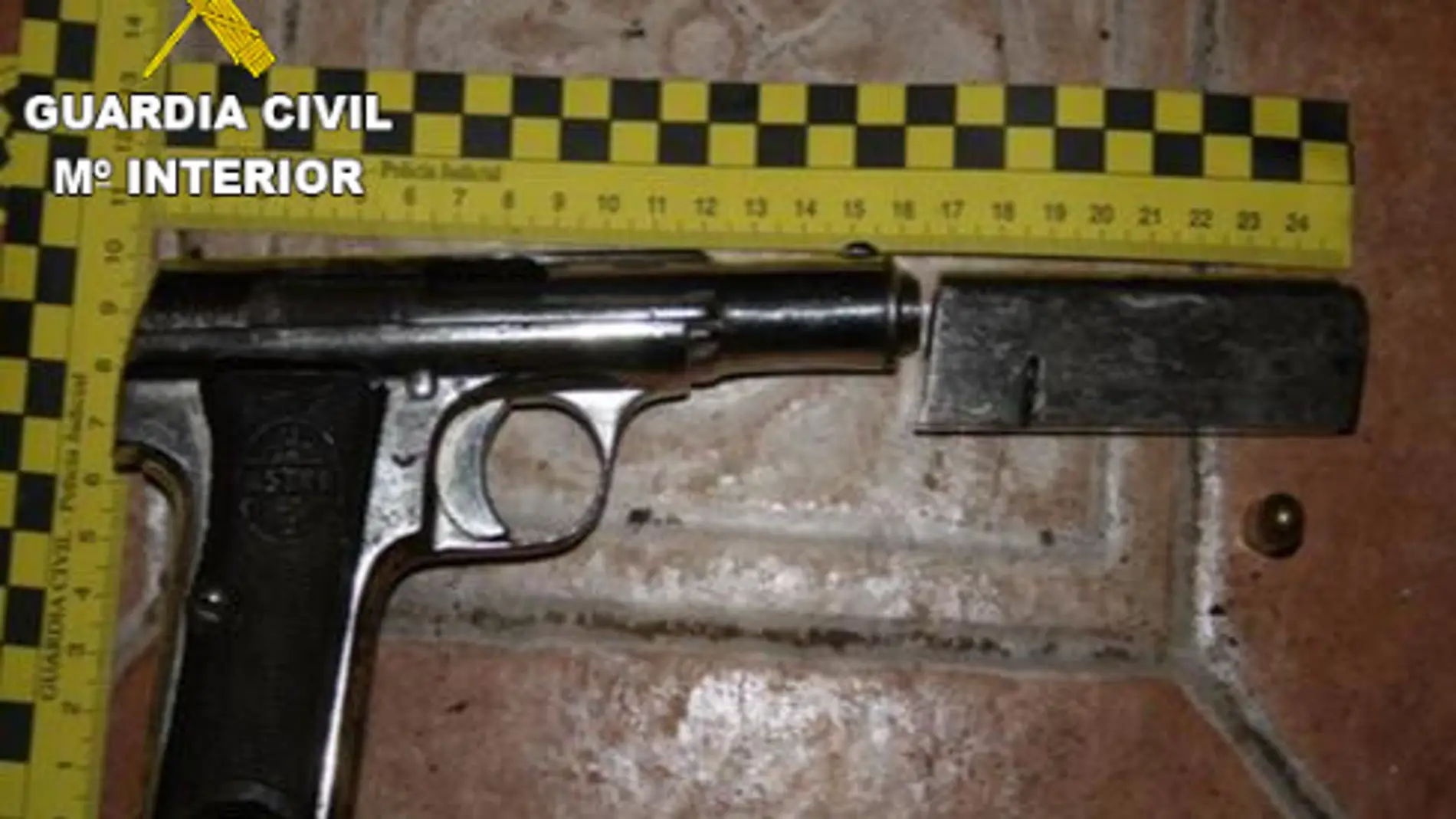 El arma recuperada por la Guardia Civil, lista para disparar