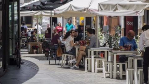 Clientes en una terraza de un bar en el centro de Sevilla