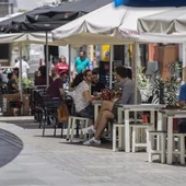 Clientes en una terraza de un bar en el centro de Sevilla Clientes en una terraza de un bar en el centro de Sevilla