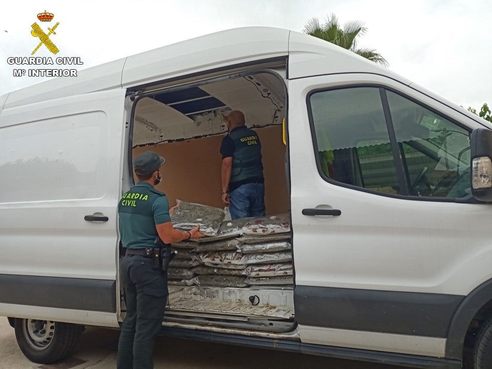La Guardia Civil detiene en Monforte del Cid a dos personas con 22 kilos de marihuana La Guardia Civil detiene en Monforte del Cid a dos personas con 22 kilos de marihuana