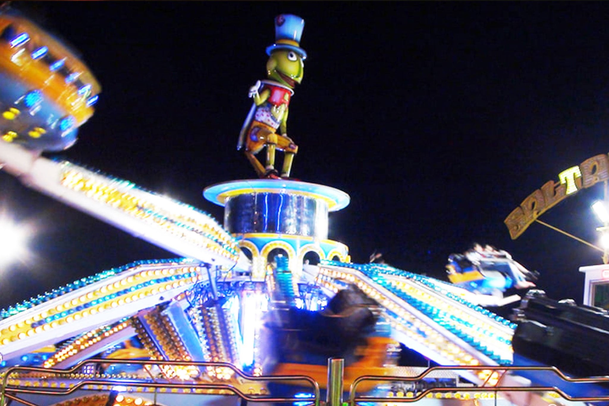 Dos personas se quedan atrapadas durante 40 minutos al bloquearse un brazo del 'Saltamontes' en la Feria de Badajoz Dos personas se quedan atrapadas durante 40 minutos al bloquearse un brazo del 'Saltamontes' en la Feria de Badajoz