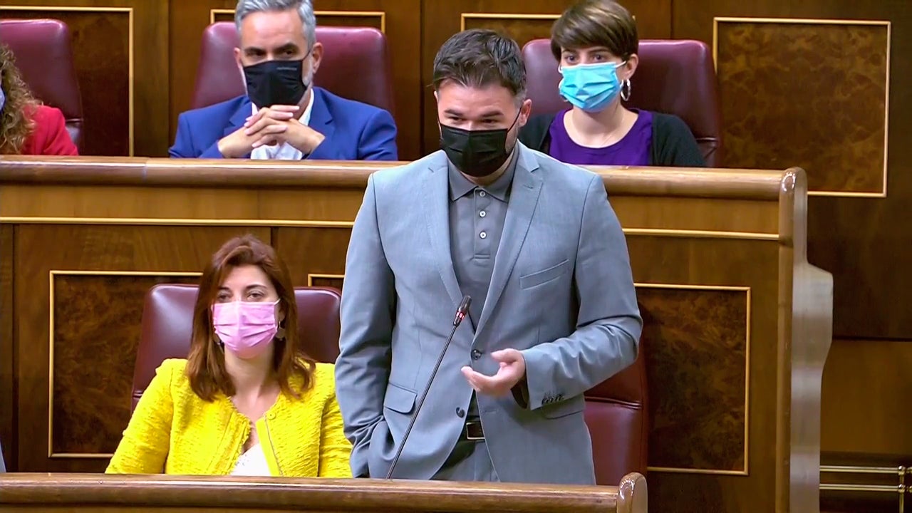 Rufián, a Sánchez: "No serán un Gobierno de izquierdas mientras haya una persona amenazada, golpeada o encarcelada por manifestarse pacíficamente" Rufián, a Sánchez: "No serán un Gobierno de izquierdas mientras haya una persona amenazada, golpeada o encarcelada por manifestarse pacíficamente"