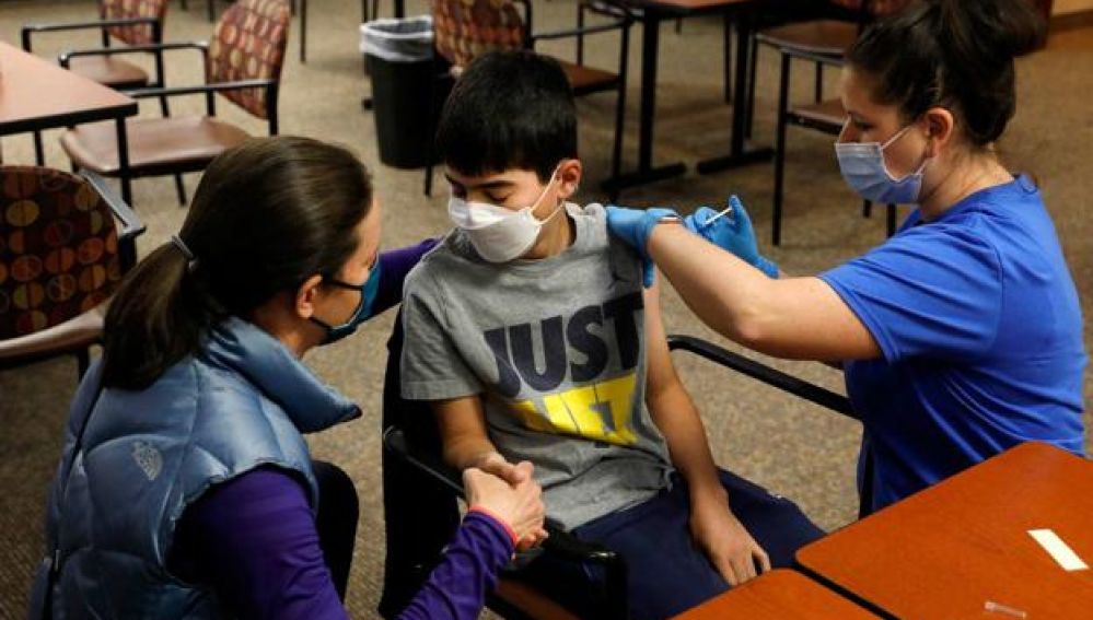 La vacunación a niños y adolescentes