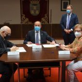 Firma del convenio entre el Ayuntamiento de Albacete, el obispado y Cáritas para habilitar 50 alojamientos en el seminario.