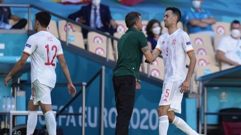 Sergio Busquets y Luis Enrique se saludan en el cambio durante el Espa&ntilde;a - Eslovaquia