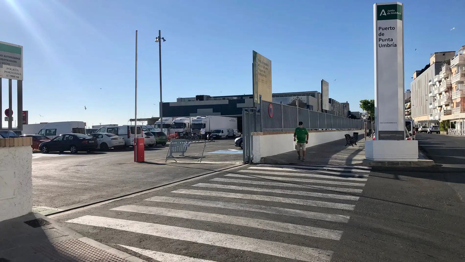 El ayuntamiento de Punta Umbría convenia con la cofradía de pescadores la utilización de los aparcamientos del puerto pesquero