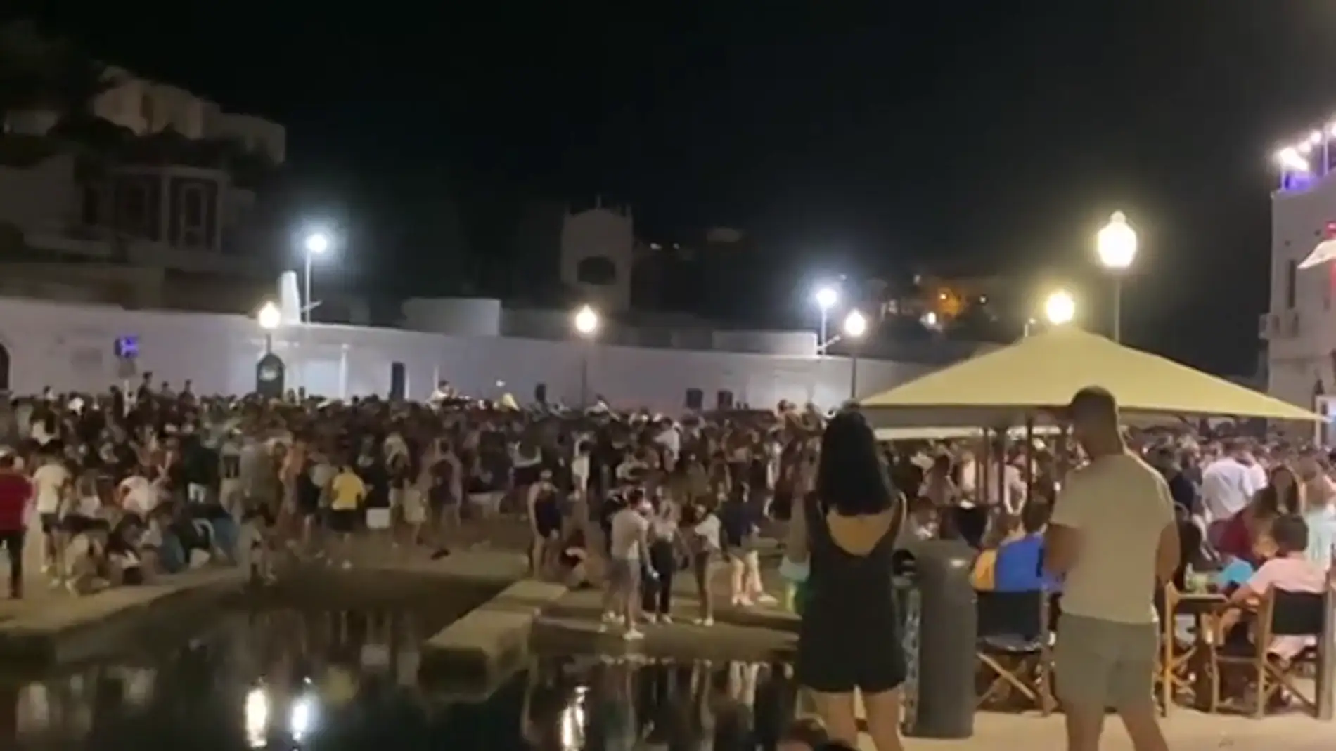 Cientos de jóvenes protagonizan un macro botellón en el Pla de Sant Joan