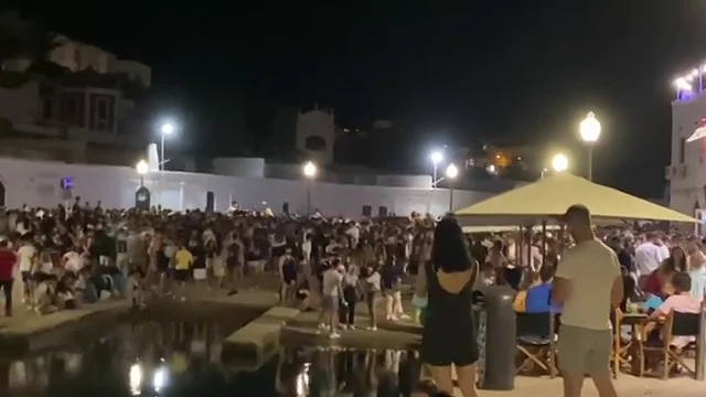 Cientos de j&oacute;venes protagonizan un macro botell&oacute;n en el Pla de Sant Joan