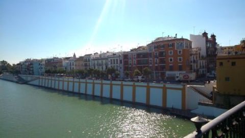 Vistas de la calle Betis desde el Puente Triana