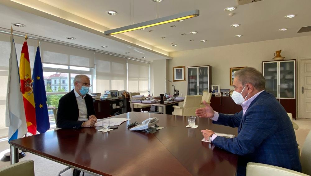 Reunión de Francisco Conde có alcalde de Xunqueira de Ambía