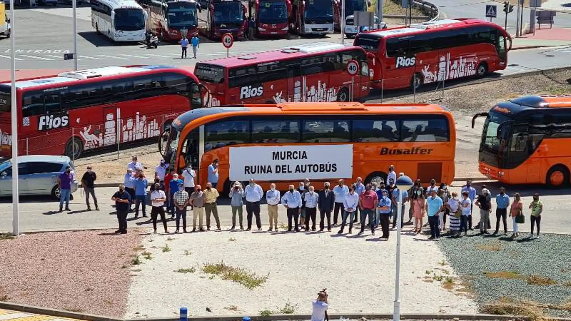 Una caravana de autobuses escolares recorrerá este viernes Murcia en defensa del sector