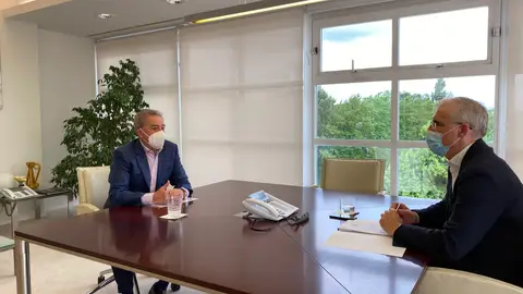 Impulso económico e empresarial para Xunqueira de Ambía Reunión de Francisco Conde có alcalde de Xunqueira de Ambía