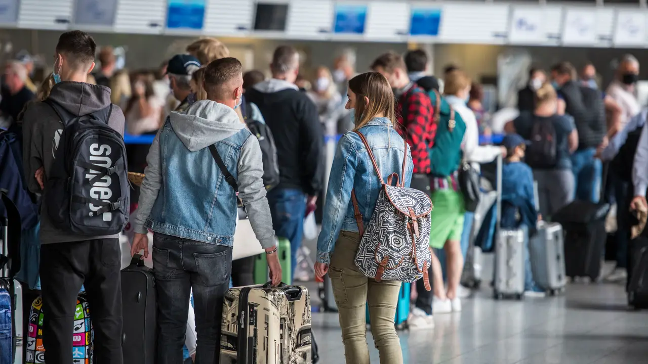 El brote de jóvenes contagiados en viajes de fin de curso a Mallorca afecta a seis comunidades El brote de jóvenes contagiados en viajes de fin de curso a Mallorca afecta a seis comunidades