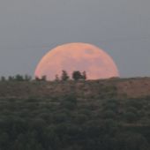 Luna de fresa hoy: a qué hora es y dónde se puede ver en España la superluna