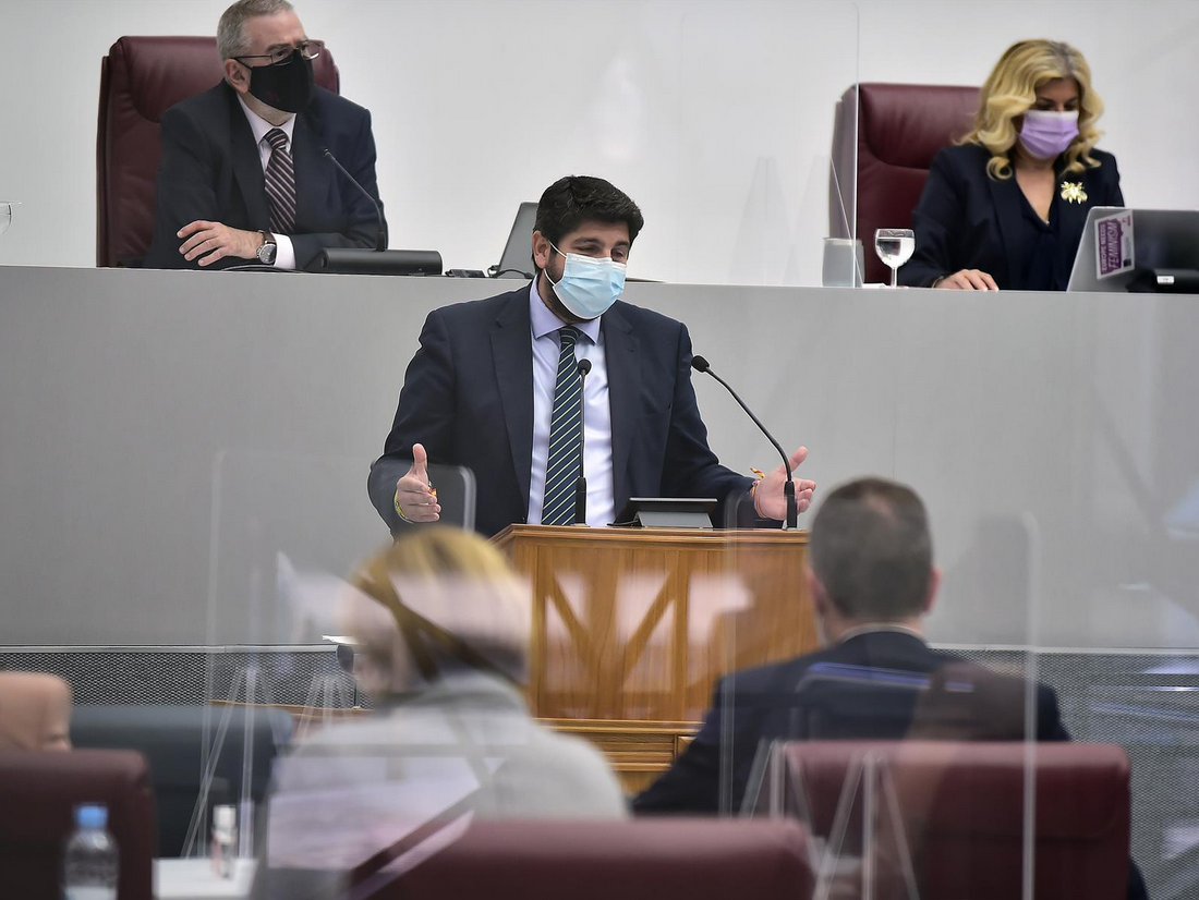 La Asamblea deroga la limitación de mandatos, que permitirá a López Miras presentarse a la reelección de manera indefinida La Asamblea deroga la limitación de mandatos, que permitirá a López Miras presentarse a la reelección de manera indefinida