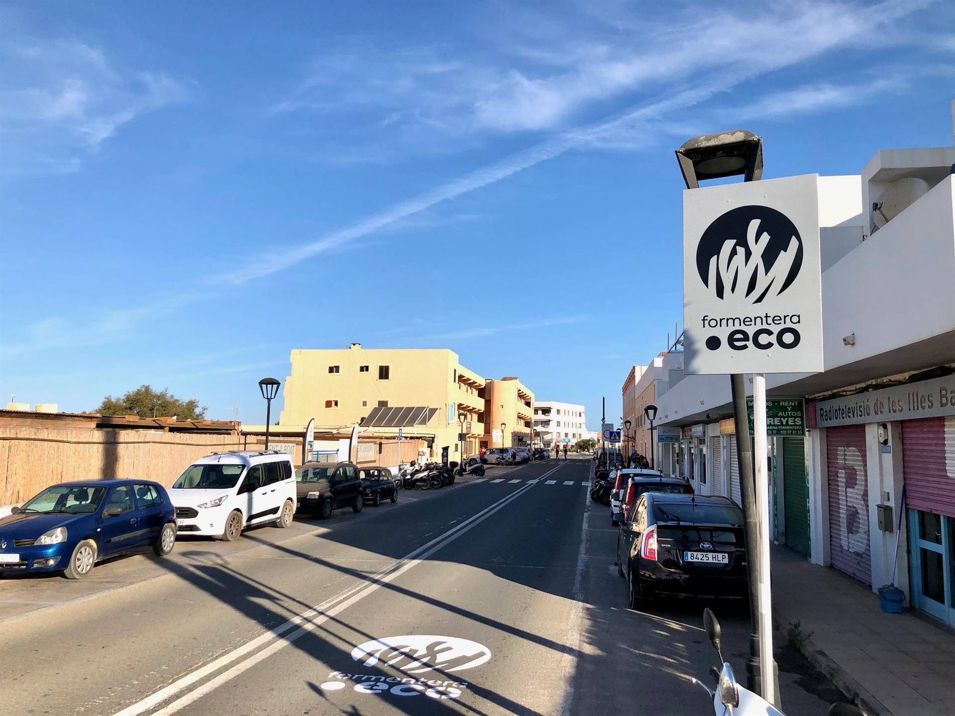 Más de 15.000 vehículos logran la autorización para circular por Formentera en el primer día de regulación Más de 15.000 vehículos logran la autorización para circular por Formentera en el primer día de regulación