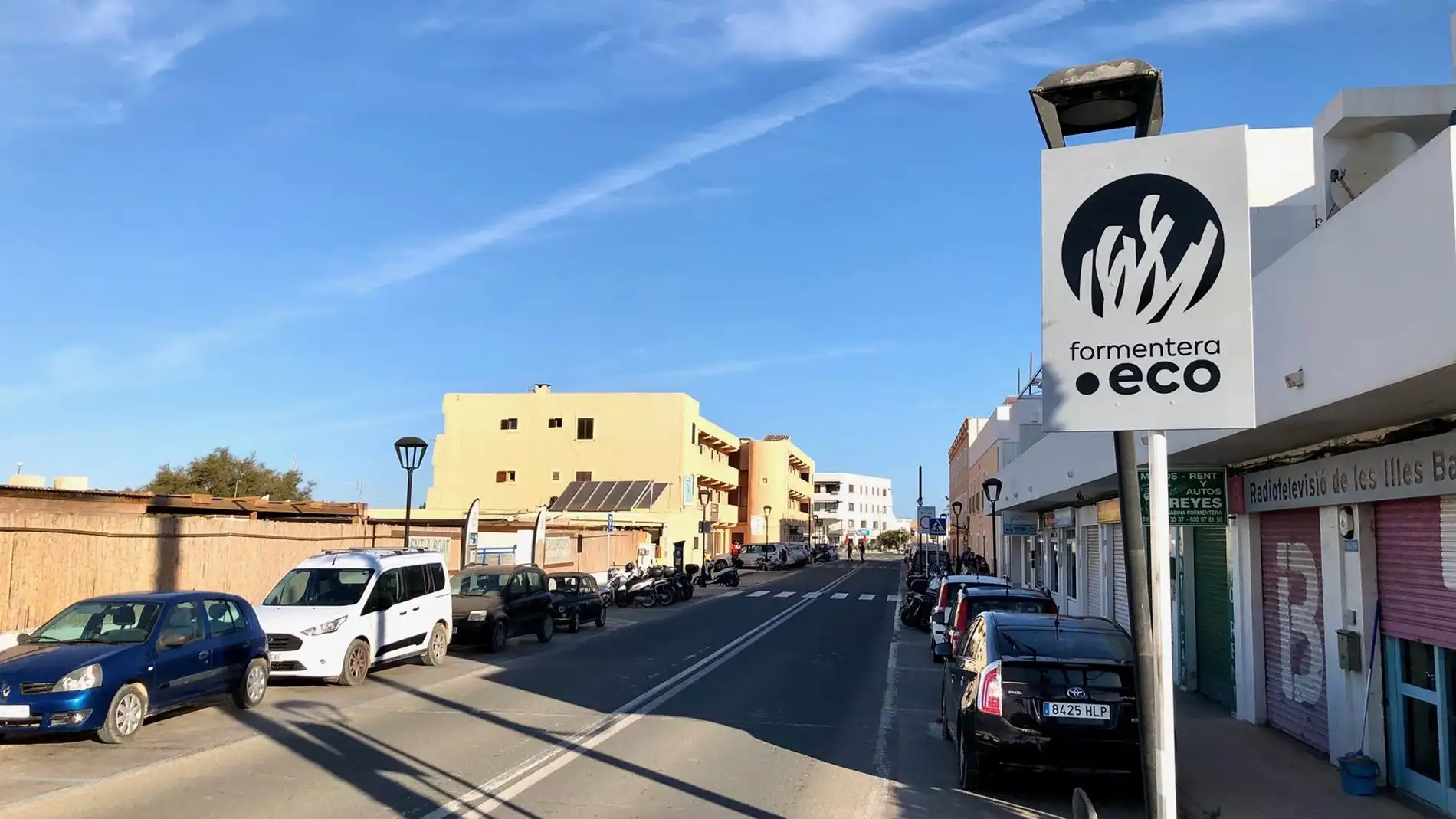 Más de 15.000 vehículos logran la autorización para circular por Formentera en el primer día de regulación