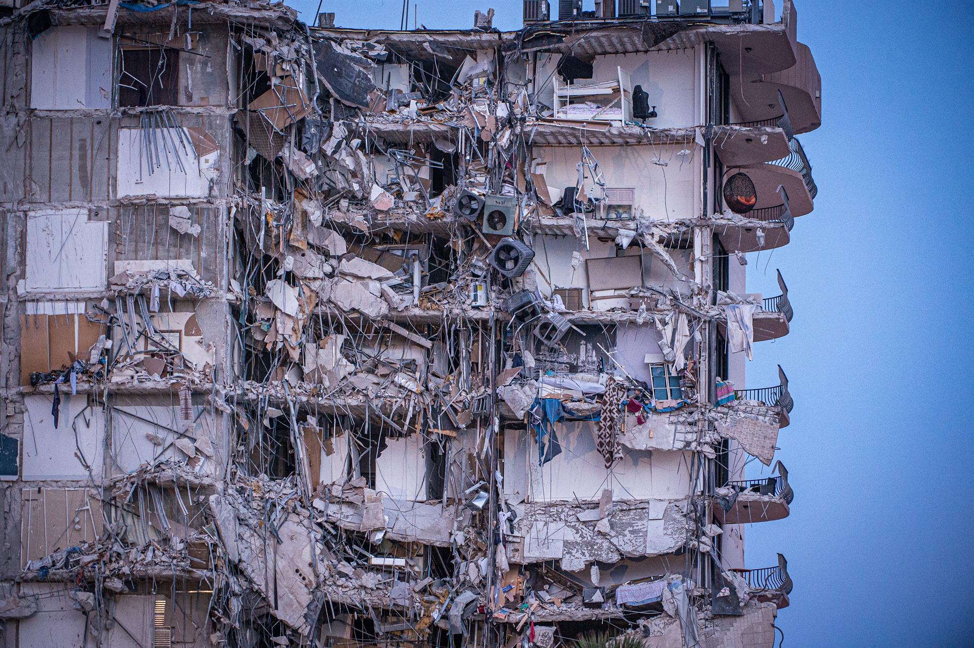 Al menos cuatro personas han muerto y 159 siguen desaparecidas por el derrumbe de un edificio en Miami Al menos cuatro personas han muerto y 159 siguen desaparecidas por el derrumbe de un edificio en Miami
