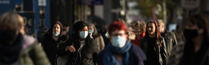 ¿Sigue utilizando la mascarilla aunque el Gobierno permita prescindir de ella al aire libre y con distancia?