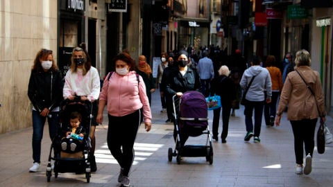 La mascarilla en el exterior tiene las horas contadas.