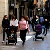 La mascarilla en el exterior tiene las horas contadas.