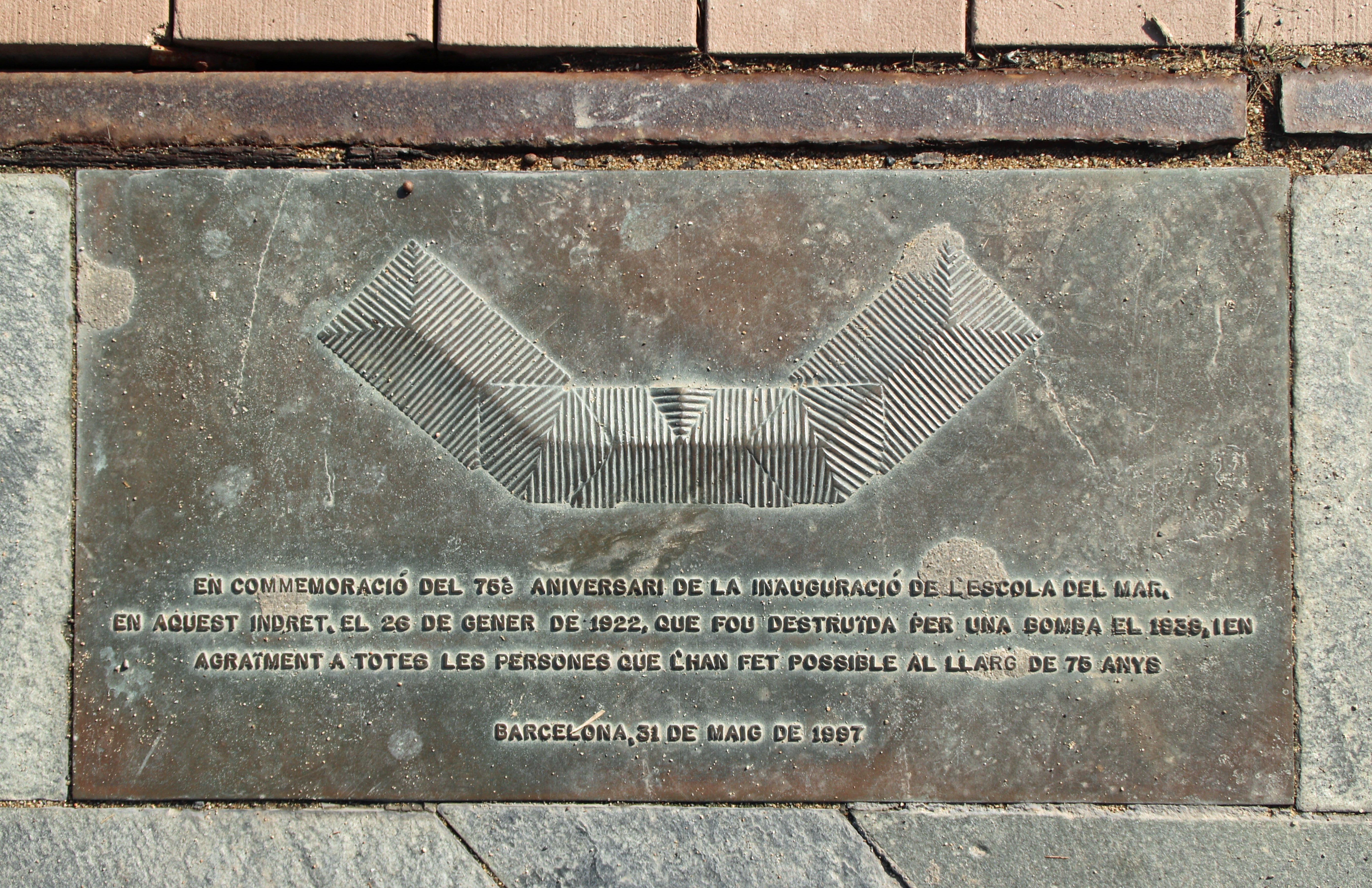 Una escola sobre la platja de la Barceloneta Una escola sobre la platja de la Barceloneta