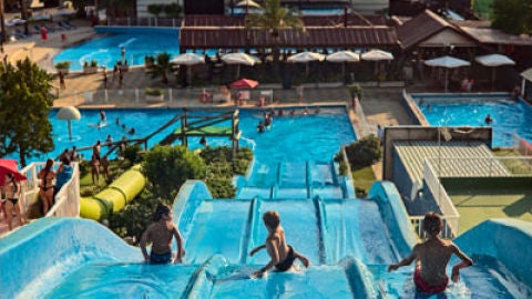 Una de las atracciones acu&aacute;ticas de Playa Park